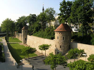 Unterer Wall, remnants of medieval fortifications, the City Walls with moats, Photo: Hans Hatos